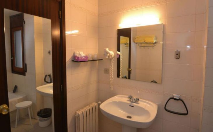 Poblado Apartments, Arinsal, Bathroom